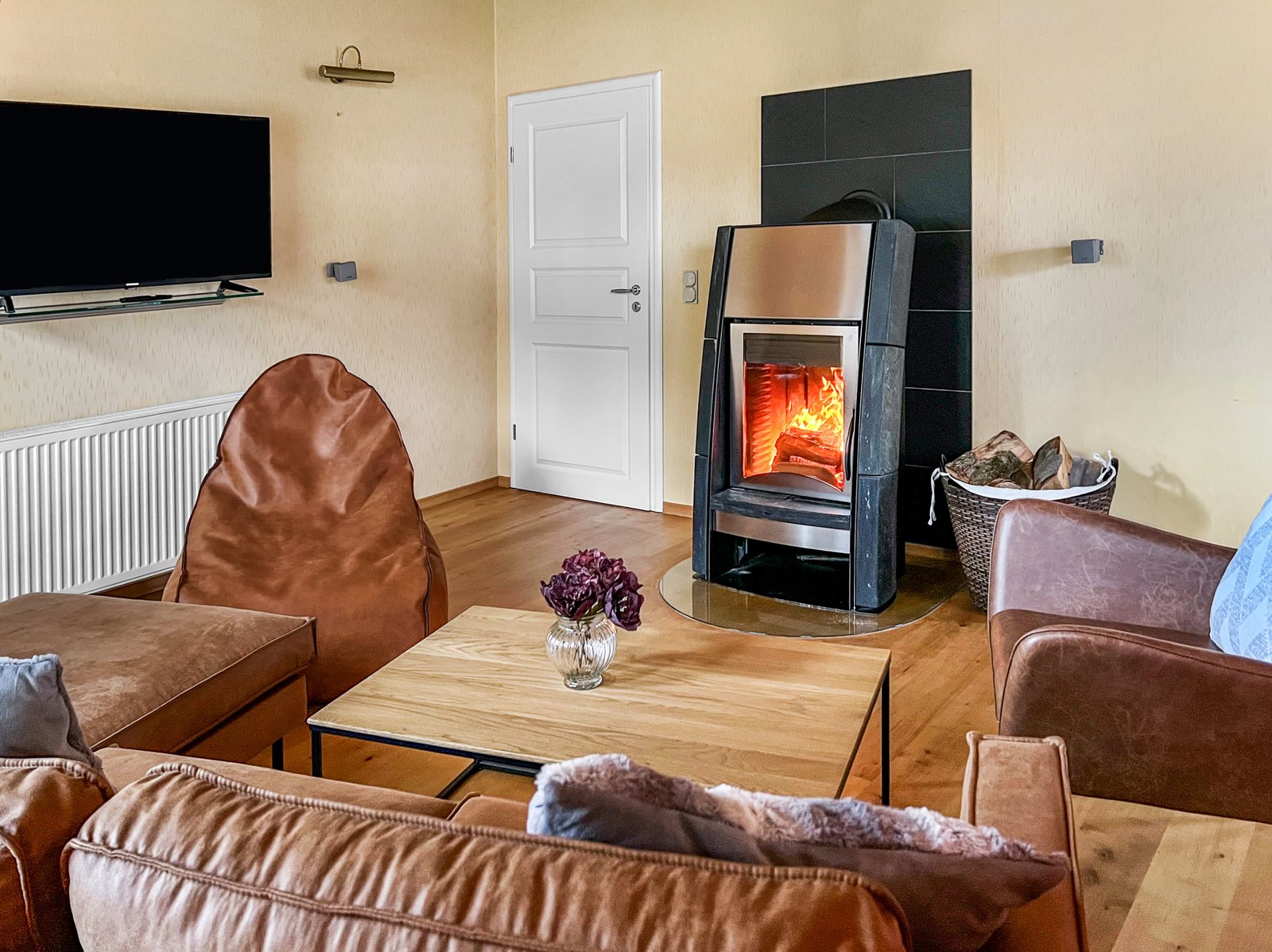 Gemütliches Wohnzimmer mit Kamin